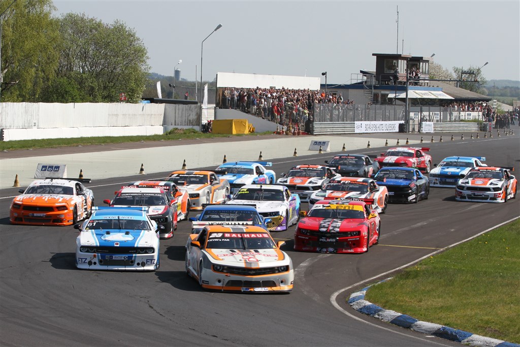 Der bliver mere end 20 biler, som alle vil først igennem første sving på FDM Jyllandsringen, når der køres en dobbeltafdeling i Auto-G Danish Thundersport Championship.
(Foto: CNPhoto.dk)